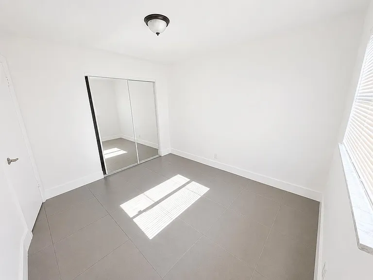 719 SW 7th St #2 — Photo 4