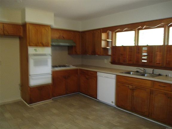 2nd image of 3631 Royal Crest Dr