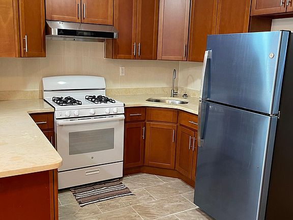 3rd image of 109 Hastings St Floor 2