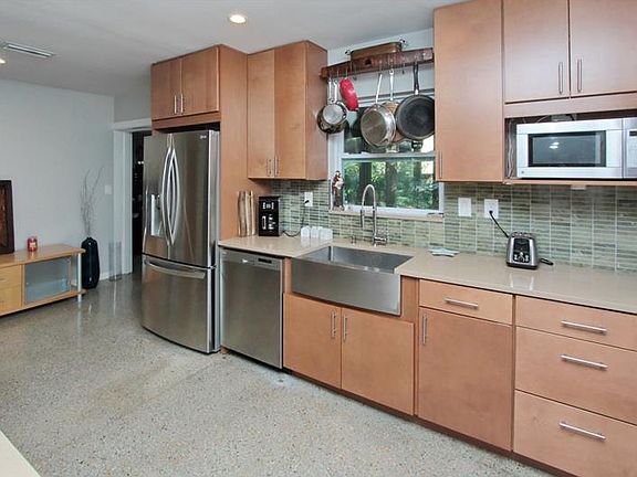 4th image of 529 W Davis Blvd