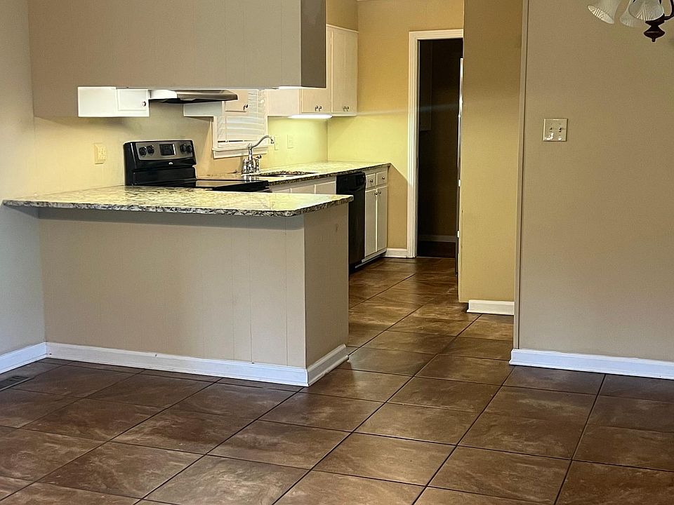 1st image of 15 Coatsland Dr