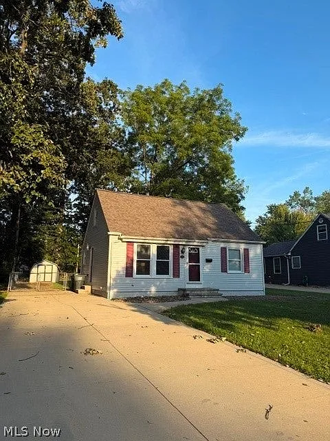 3 bed, 949 sqft, $1,300 — Photo 1