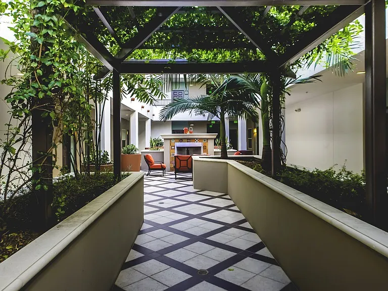 Oasis at Lake Encino — Photo 40