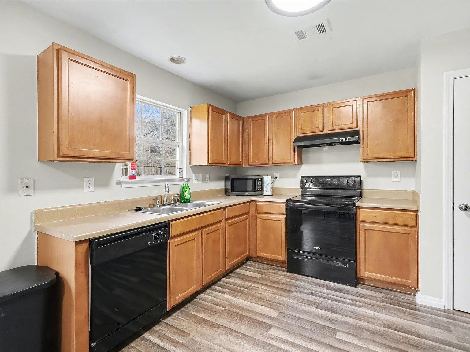 4 bed, 3.0 bath, 2320 sqft, $1,144 — Photo 4