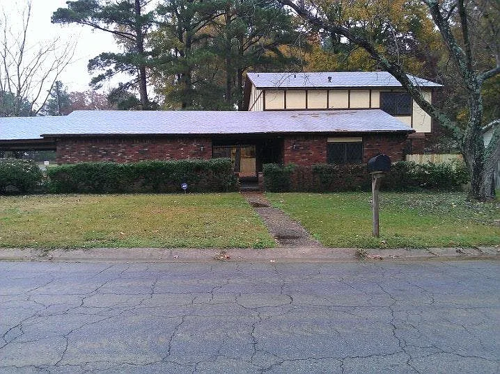 4 bed, 2.5 bath, 2327 sqft, $1,700 — Photo 2