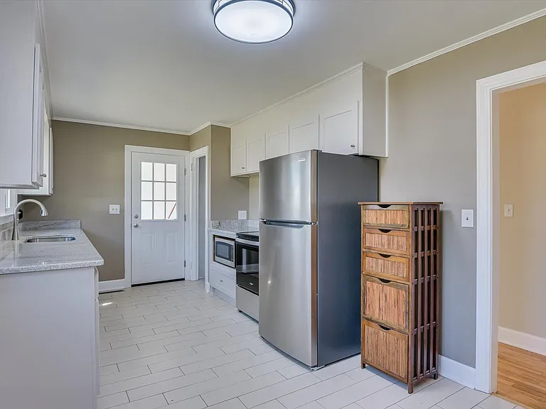 302 Burgess Dr — Photo 16