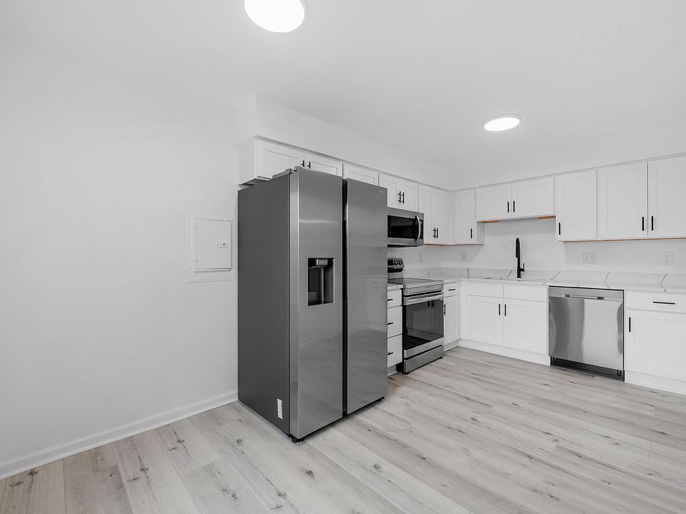 Brand new kitchen with updated Samsung appliances.