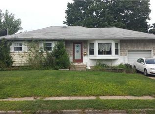 109 Algonquin St, North Babylon, NY 11703