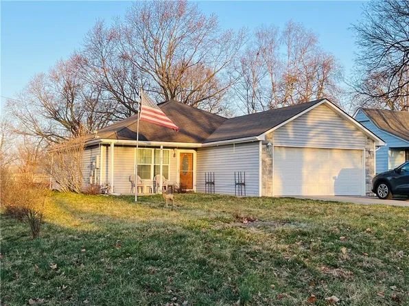 902 SW Mitchell St, Oak Grove, MO 64075