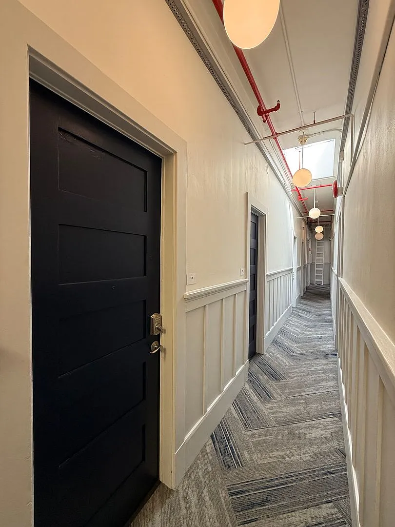 One Month Free!! Centrally Located, Renovated SRO near Financial District & Chinatown! — Photo 4