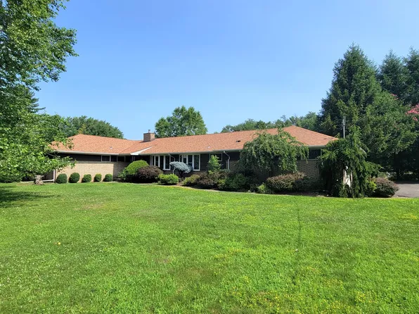 255 Alpine Dr, Paramus, NJ 07652