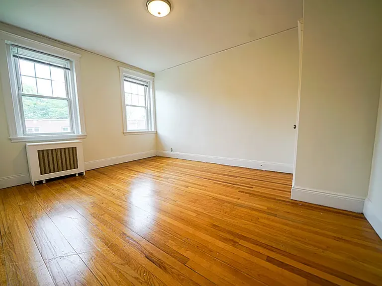 Selkirk Place Apartments — Photo 12