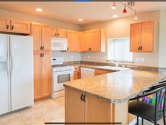 3rd image of 823 E Lakeshore Dr