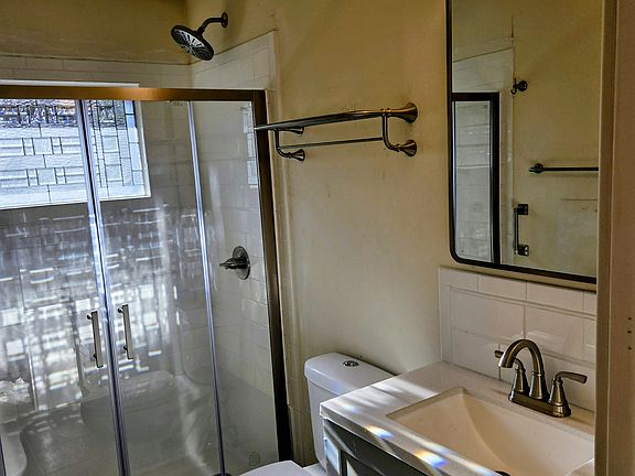 2nd image of 437 E Myrtle Ave
