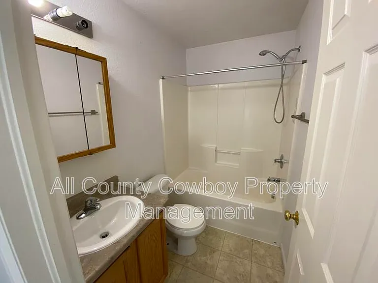 710 W 2nd St — Photo 4