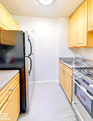 2nd image of 211 E 53rd St APT 3L