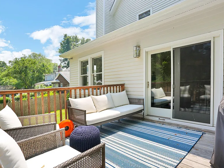 A Perfect Deck for Relaxing and Entertaining