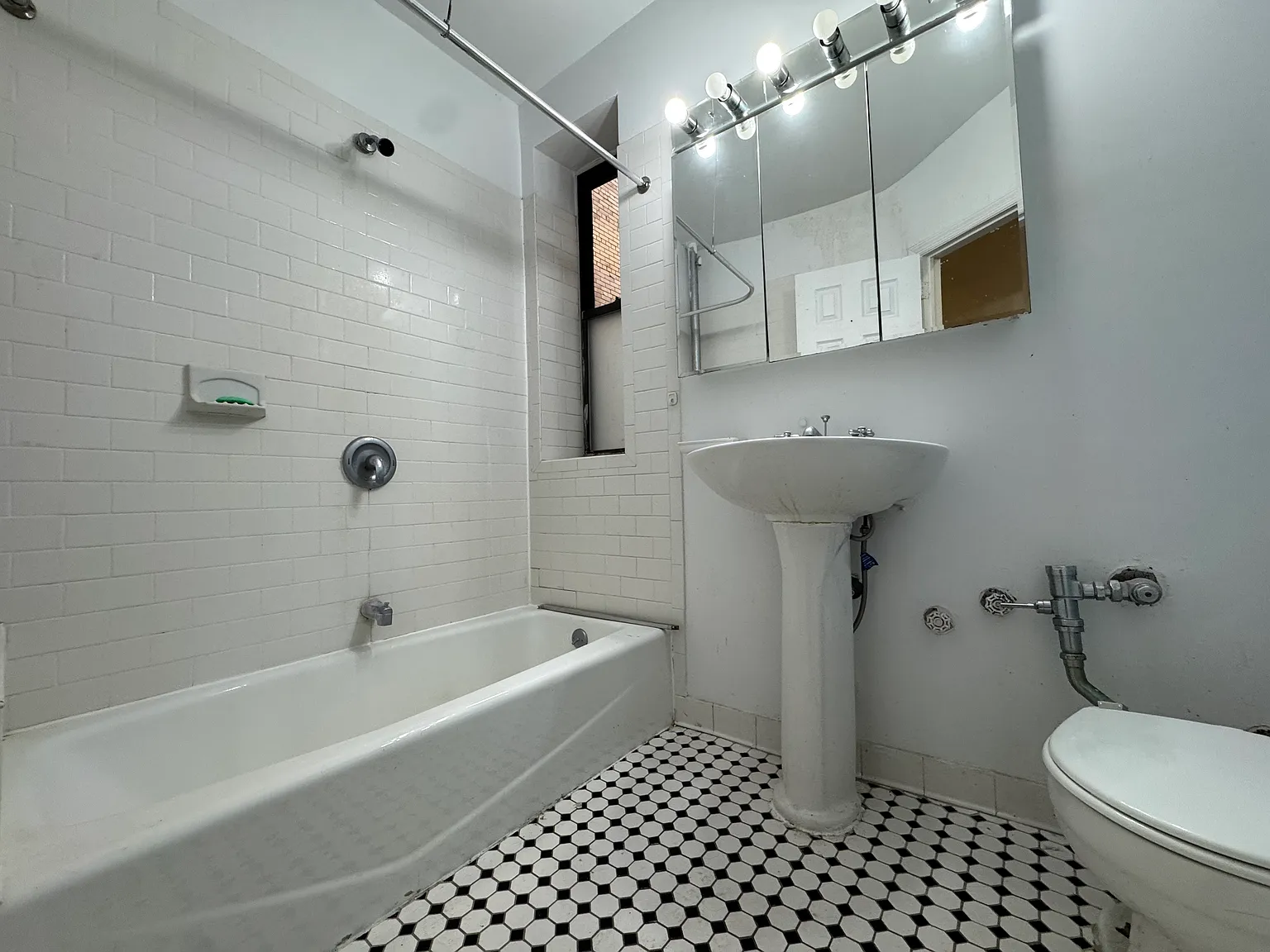 884 Riverside Drive — Photo 3