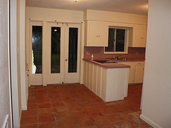 4th image of 2226 E Grimes St