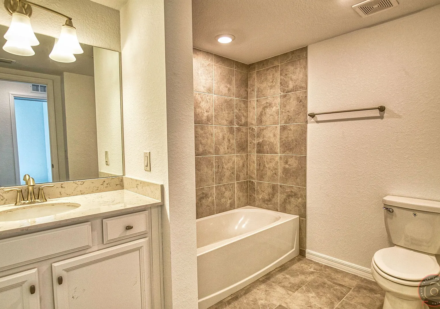 Annual Unfurnished Rental Coach Home 3 Bedrooms, 2 Baths, 2 Car Garage, with Resort Like Amenitie... — Photo 2