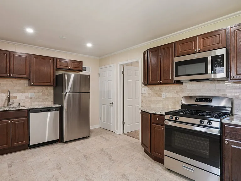Bay Village Townhomes — Photo 9