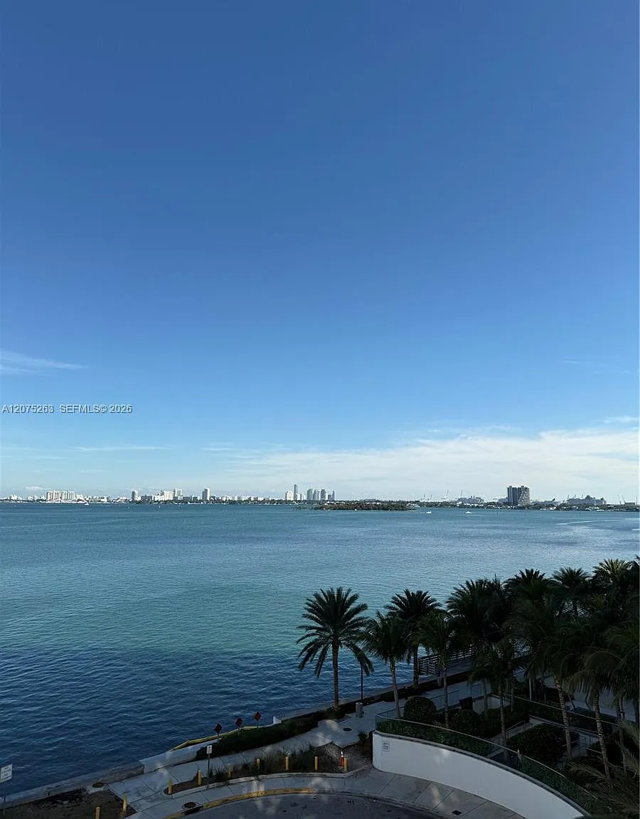 Bayview Tower Condo — Photo 1