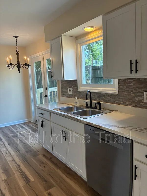 3 bed, 2.0 bath, 1343 sqft, $2,700 — Photo 3