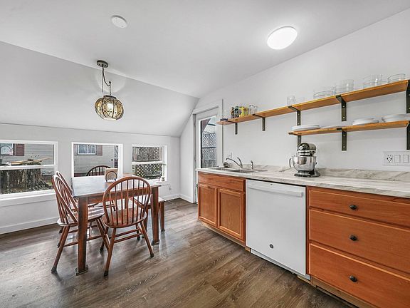 3rd image of 415 Sunnyside Dr