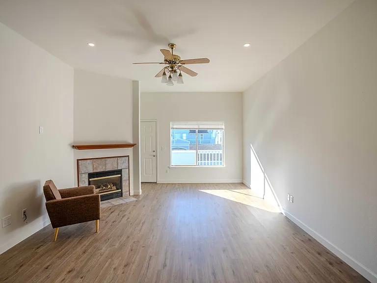 300 Main St #209 — Photo 6