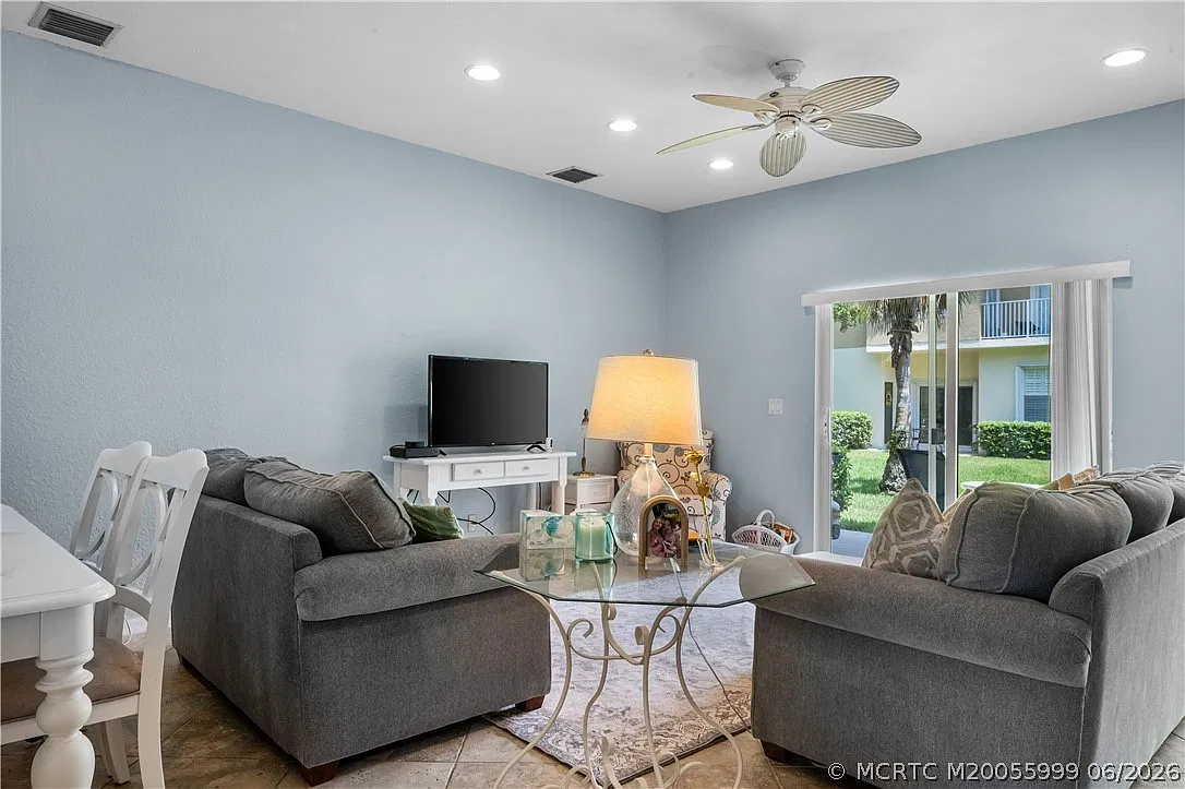 2 bed, 1.5 bath, 1776 sqft, $2,200 — Photo 2