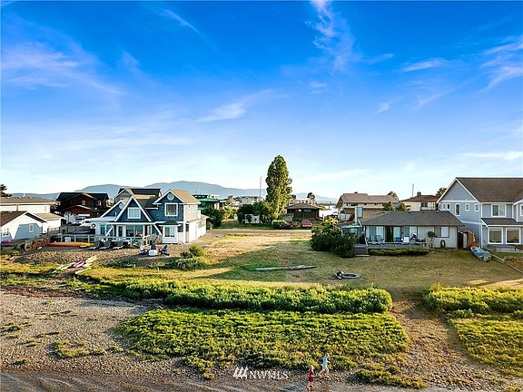 4th image of 40 xx Saltspring Drive