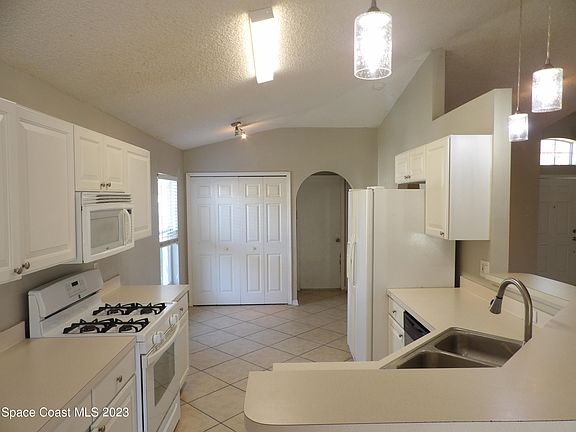3rd image of 1106 White Oak Cir