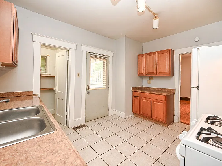 409 Ada St — Photo 7