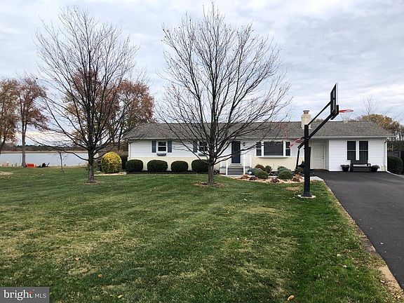 3rd image of 307 Congressional Dr