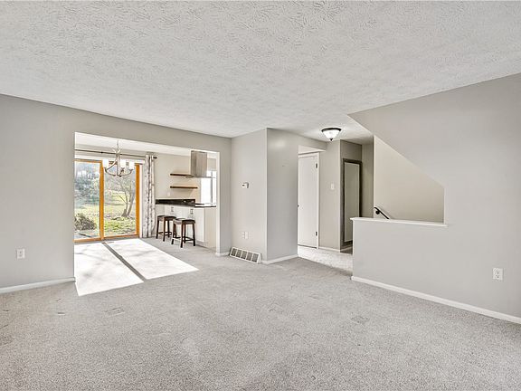 5th image of 405 Parkwood Dr