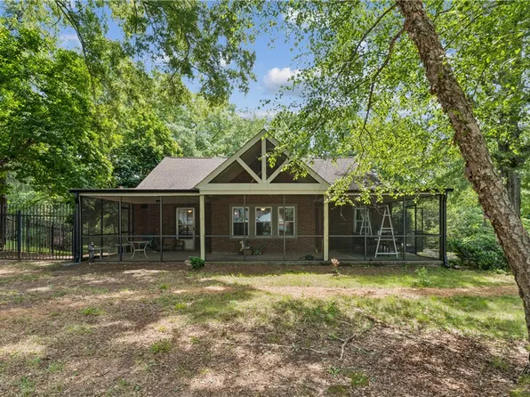 321 S Pine St, Walhalla, SC 29691