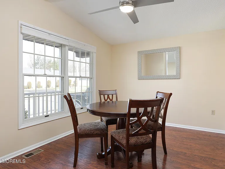 16 Pine Tree Ln — Photo 7