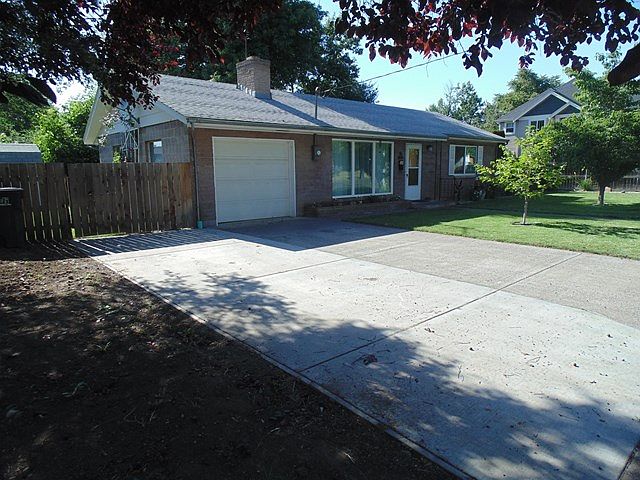 1st image of 420 SE Birch Ave