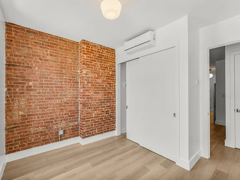 4632 Vernon Blvd #4R — Photo 6