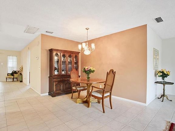 5th image of 373 Club Manor Dr