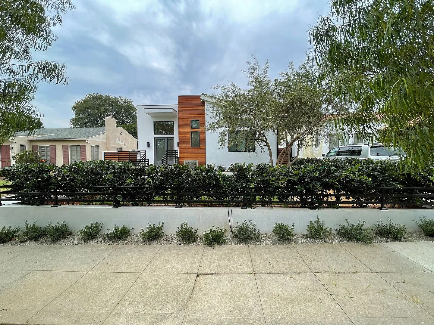 Newer Built Contemporary-Located in one of LA's most desirable areas, minutes to Beverly Hills, W... — Photo 1