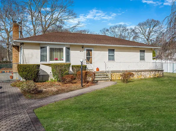 52 Heston Road, Shirley, NY 11967