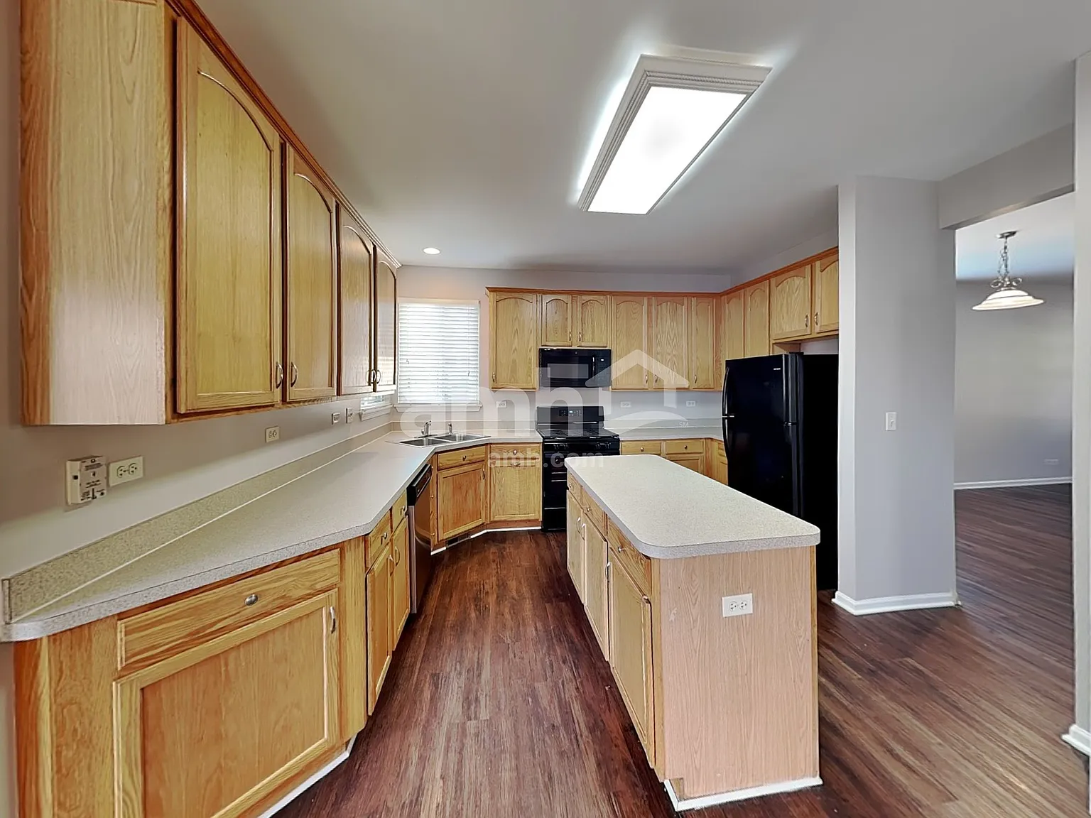 4 bed, 2.5 bath, 2874 sqft, $3,480 — Photo 4