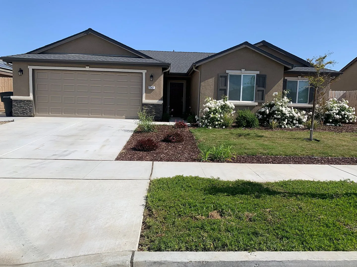 Beautiful 3 Bedroom 2 Bath Home in North Hanford — Photo 1