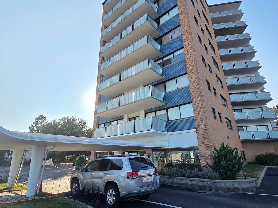 300 Lynn Shore Dr #101