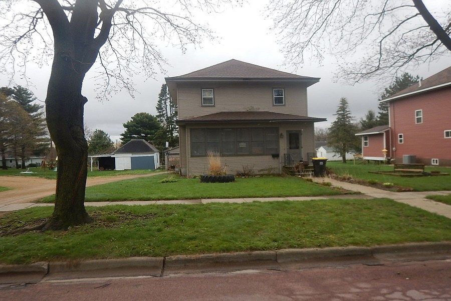1st image of 114 2nd St SE