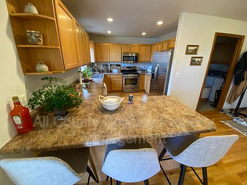 3 bed, 3.0 bath, 2700 sqft, $1,950 — Photo 2