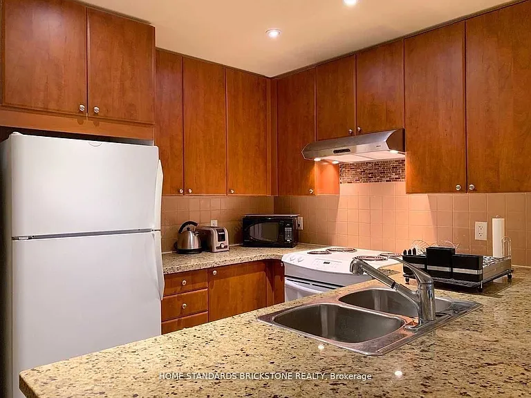 85 Bloor St E #908 — Photo 3