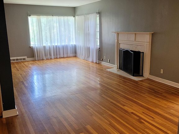 3rd image of 1835 D St APT 3