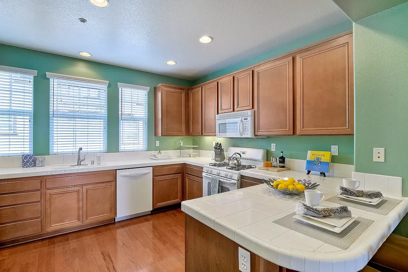 3 bed, 3.5 bath, 1460 sqft, $3,950 — Photo 3